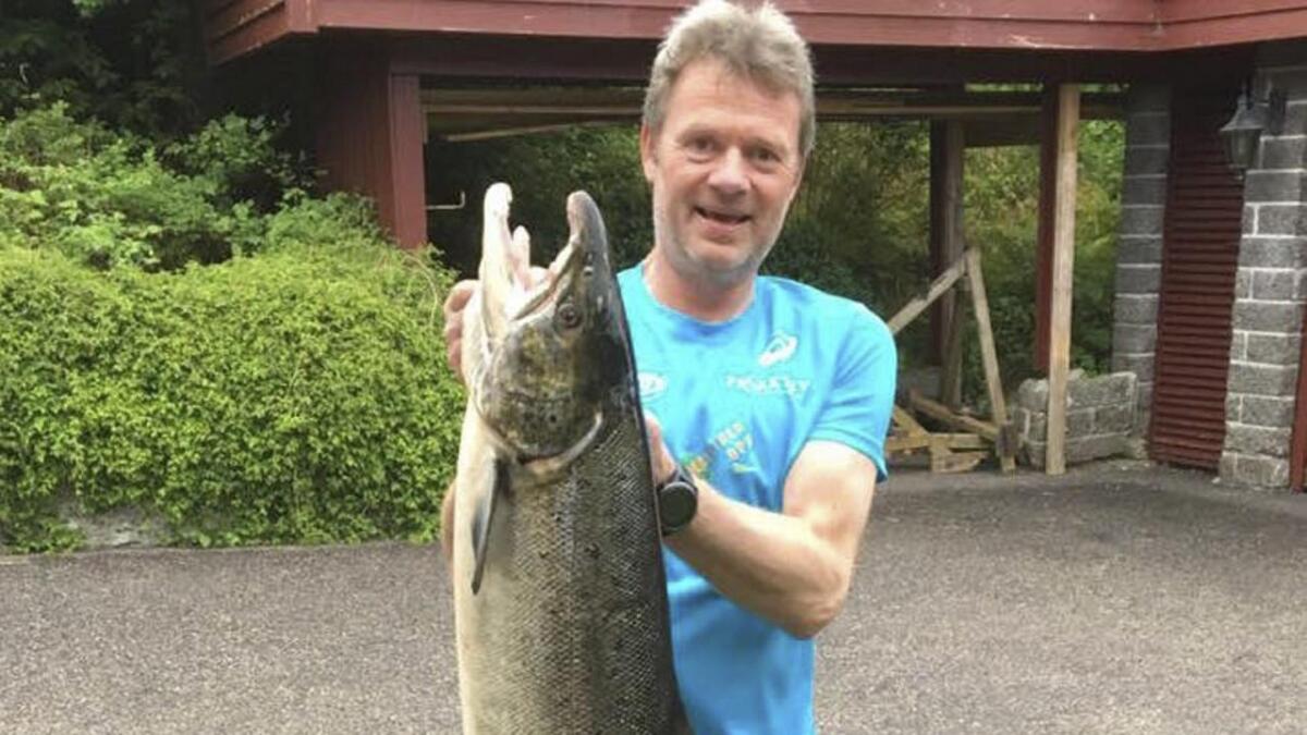 Stig Sivertsen har fiska i 35 år. I dag fekk han opp ein laks på over 13 kilo, noko som er ny personleg rekord for fiskaren.