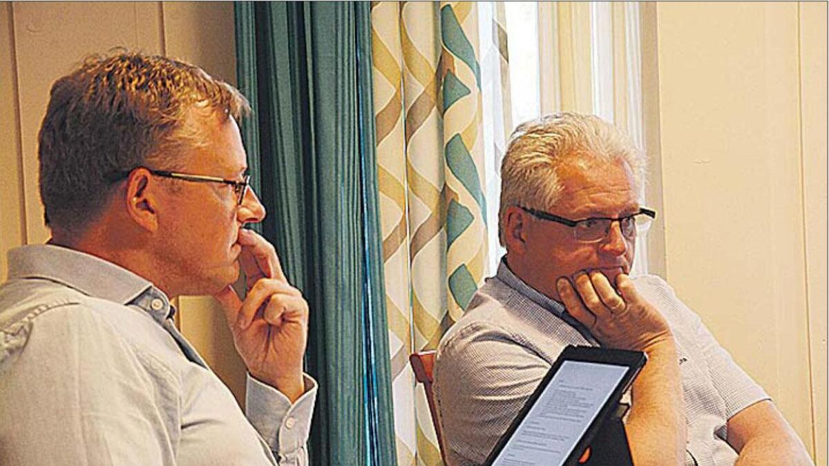 Formannskapet i Vinje held fast ved at felles Nav-kontor i Vest-Telemark blir på Dalen i Tokke. Ordførar, Jon Rikard Kleven (t.v) og rådmann Jan Myrekrok.