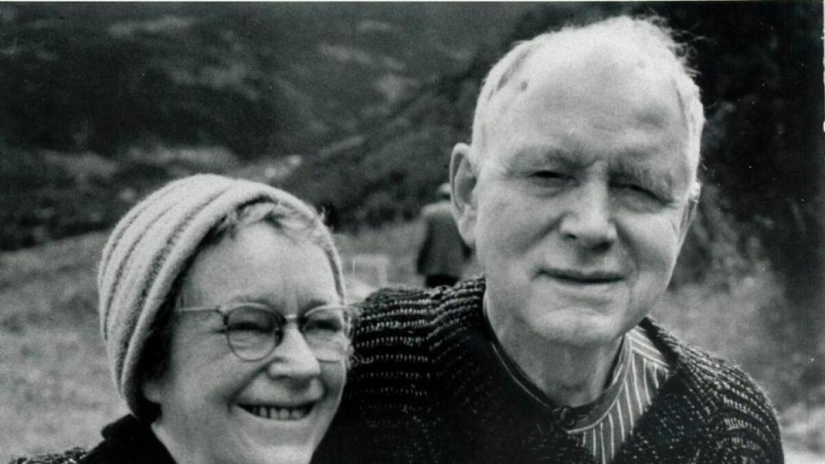 Rolf Nesch og Ragnhild Hald på garden i Liagardane i Ål. (Arkiv).
