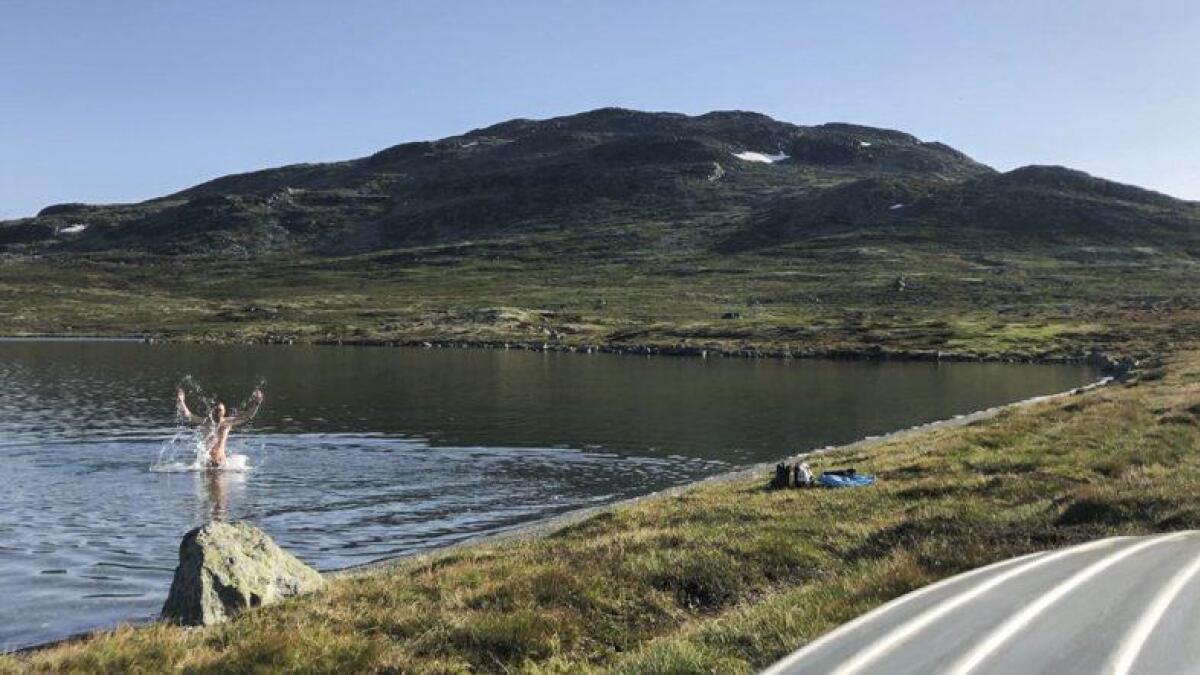 Ein blir varm av ti toppturar på ein dag, så Bjørnar Strendo tok seg ein avkjølande symjetur i Versjøen.