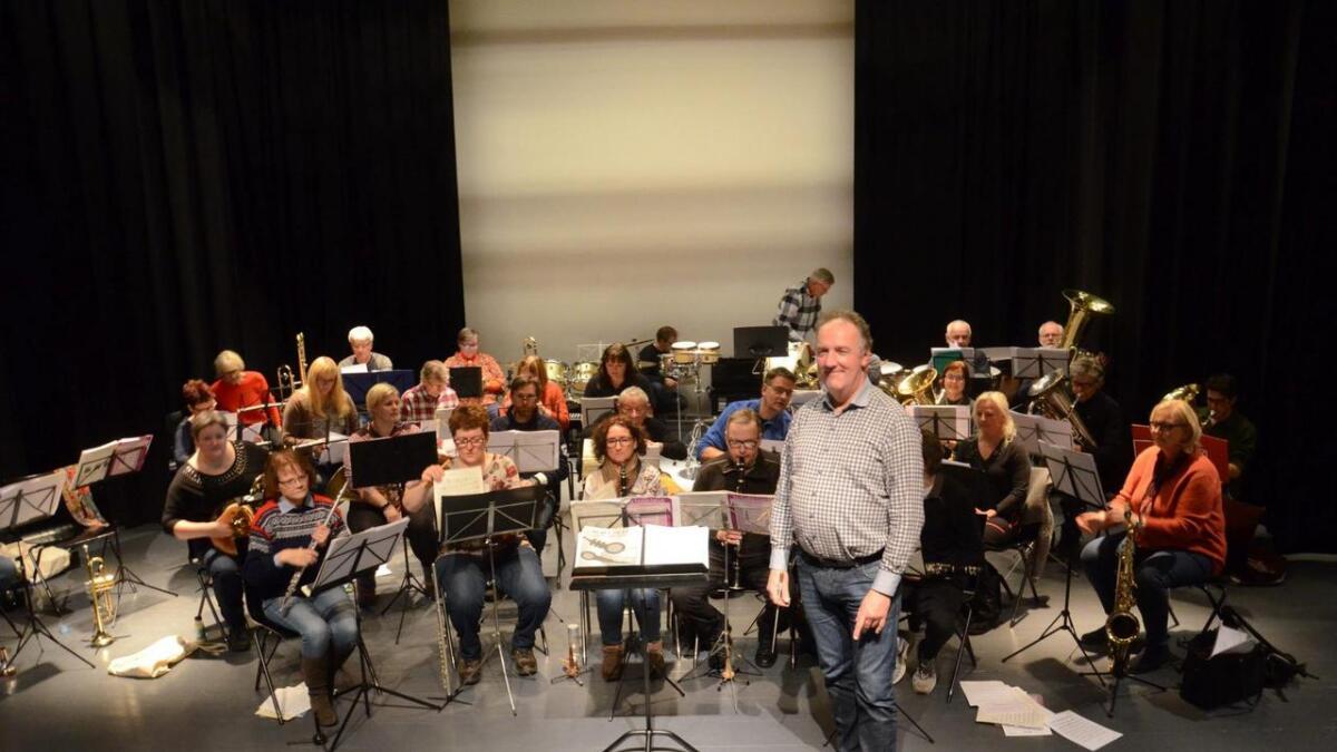 Nesbyen Hornmusikklag og dirigent Ståle Abrahamsen er klar for ein ny konsert.