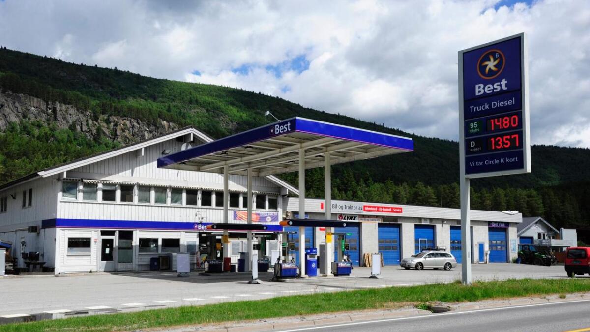 Men bensinstasjonen i Djupedalen i Hol er framleis open for sjølvbetjening med kort.