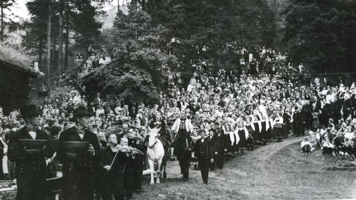 Biletet er frå Holsdagen i 1962 då Helga Lieng og Knut Sveinunggard gifta seg «på rett». Hesten på biletet er «Dokka».