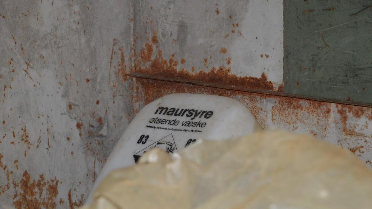 Landbruksplast og plastkanner merka med maursyre og etsande væske er kasta i ein avfallskonteiner i Rukkedalen.