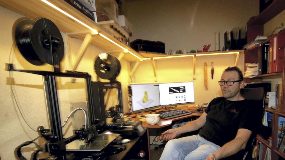 Øystein Oen finn roen på guterommet sitt i Skeismyra. 3D-printing er både jobb og hobby for 53-åringen.
