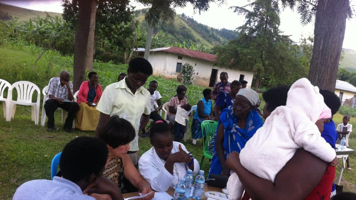 Helseteamet i arbeid ute på landsbygda i Uganda. I midten sit Soen Eng Yap.
