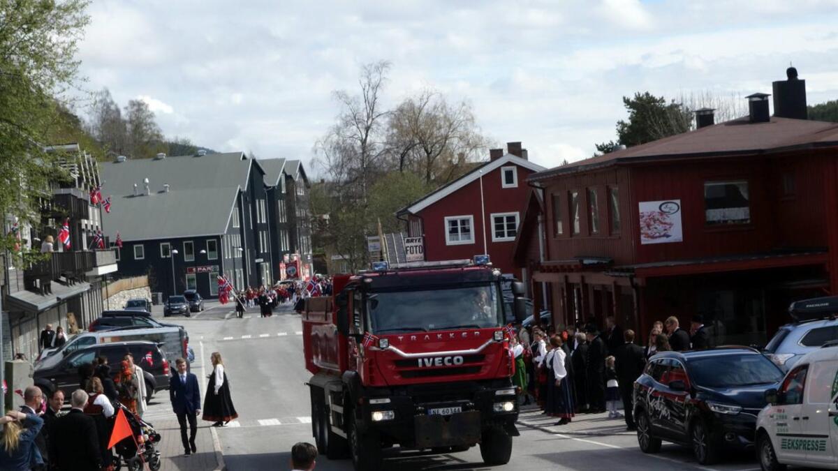 I Ål køyrde ein pynta lastebil fremst i toget og ein brannbil bak.