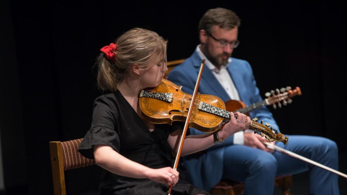 Cecilie Skrindo frå Ål spelar «Tjednbal’n» i hallingtradisjon. Etterpå fekk publikum høyre same låtten i valdrestradisjon, låtten «Svein i Sygarde», spelt av Jan Beitohaugen Granli.
