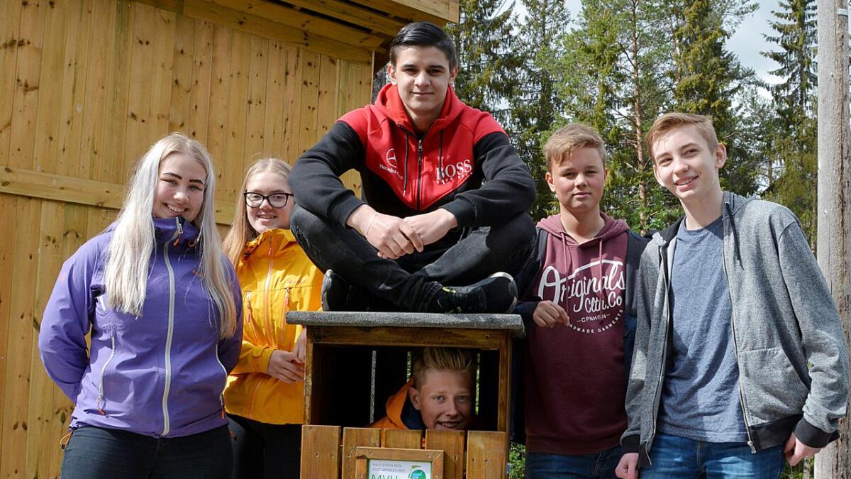 Liv Anne Reinsviki (16) (t.v.), Hedda Haugen (14), Andrei Stefan Ursu (16), Nikolai Gumpen (15) og Håvard Midtveit (15). Inne i den lekre søppelkassa sit Mattis Christenson (14).