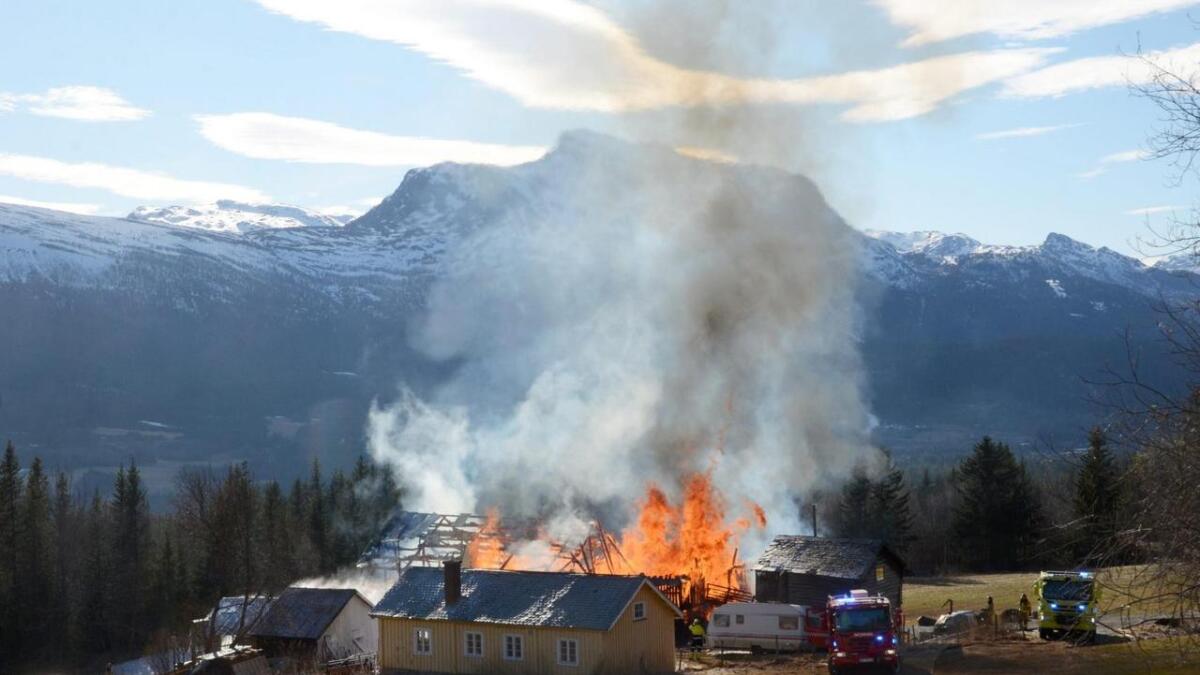 Slik såg det ut då låven på Båstø vart brent ned i 2017, etter år med forfall. Torsdag kveld var det debatten rundt garden som tok fyr.