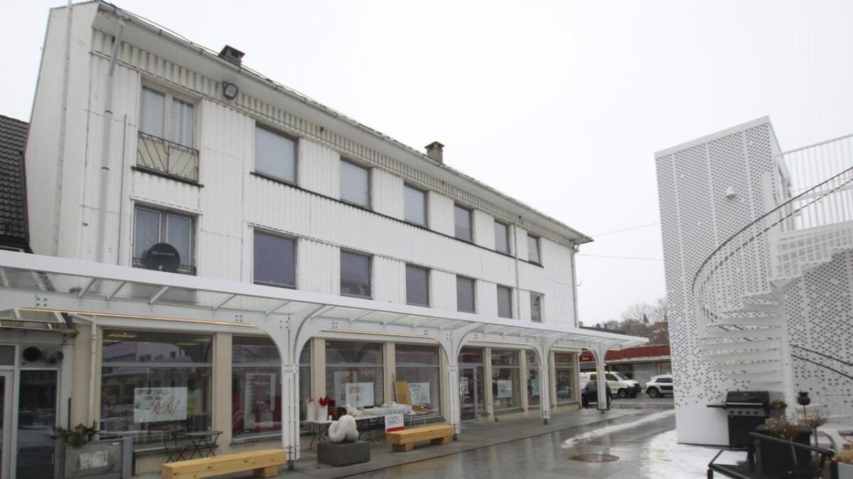Administrasjonen ønskjer å kjøpa og rusta opp andre og tredje etasje i bygget som tidlegare husa bokhandelen på Osøyro, men fekk tommel ned frå politikarane.