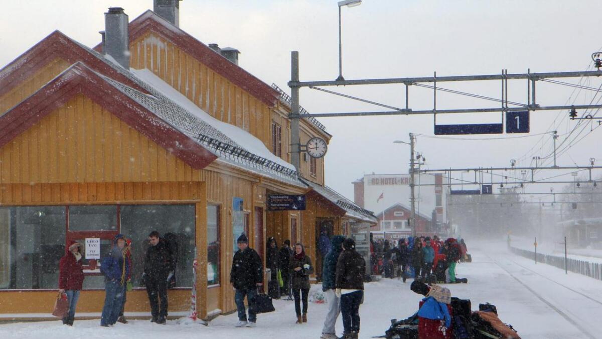 Det er stor trafikk på Geilo stasjon om vinteren. No arbeider Hol kommune med å skaffe pengar til den planlagde gangbrua som skal sikre tygg ferdsel mellom spora på stasjonen.