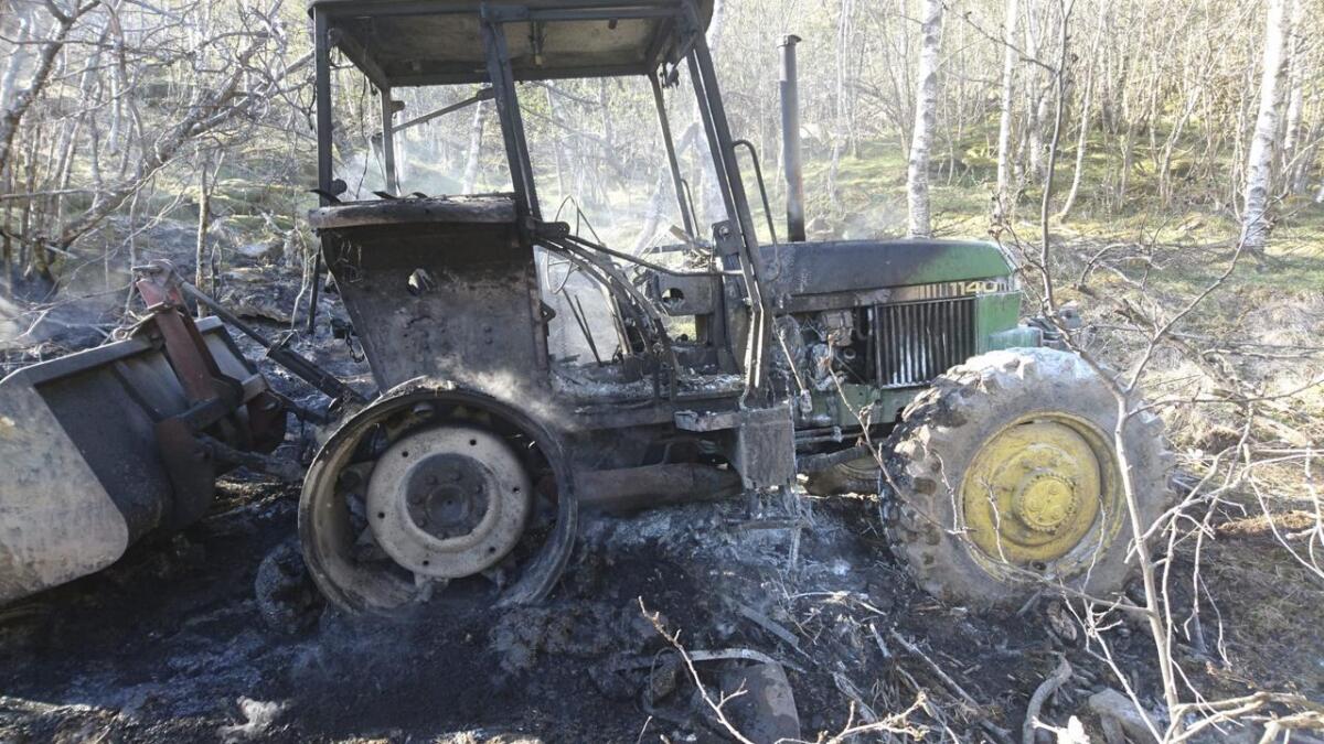 Snarrådige folk på Gjøn avverga skogrann av betydning, då elden frå denne traktoren spreidde seg til terrenget.