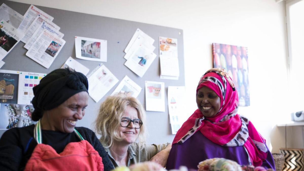 Denne veka blir handfarga garn av innvandrarkvinner lansert i Oslo. Ann Helen Skaug (i midten) starta Garnsurr i Nore. Halimo Mohamad frå Somalia (t.h) og Akberet Ande frå Eritrea var med frå starten.
