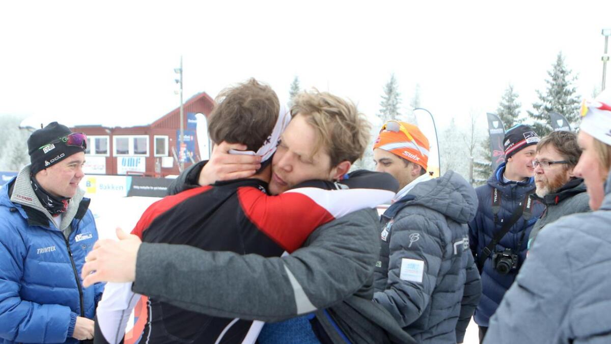 Tord Bakke Arvesen har joggeskoa klare, for treneren må løpe 260 kilometer etter at Henrik Dønnestad vant veddemålet om medalje i junior-NM i langrenn.