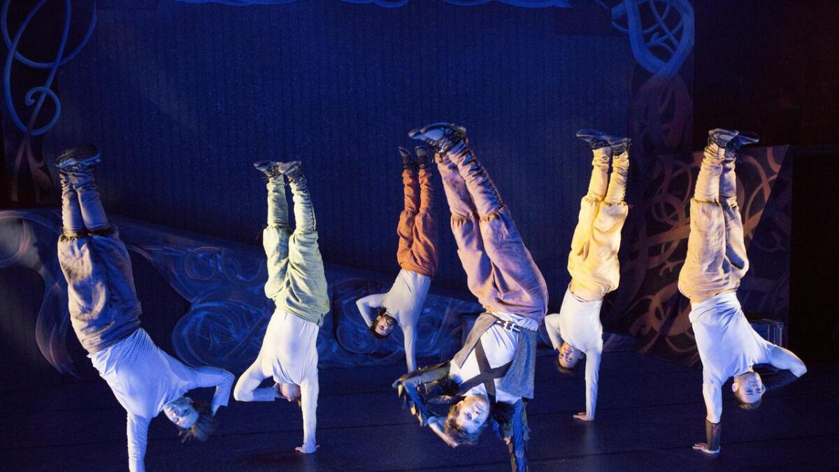 Absence Crew er kjente for sin svært akrobatiske dansestil. Framsyninga "NORR - da gudene breaket" er ikkje noko unntak. (Pressefoto)