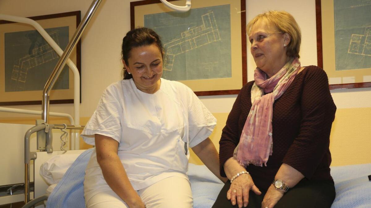 Ortoped Mona Badawy inspiserer kneet til sin tidlegare pasient Astrid Heggland. - Du har vore heldig. Ikkje alle kneopererte vert så bra, seier Mona.