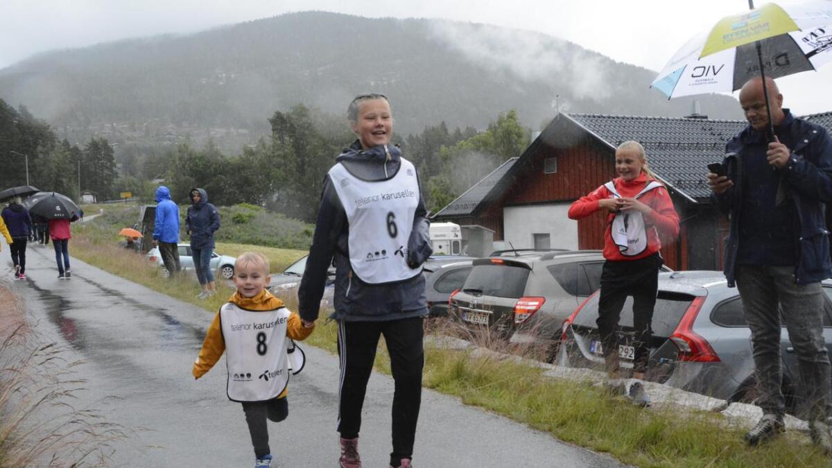 Søskenbarna Kjersti Straand Olsen og Lars Straand Skarprud trassa vått og kaldt vêr og deltok i Vrådalsløpet. Her spring dei over målstreken.