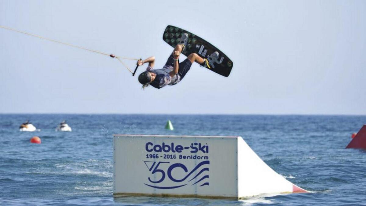 Viktor Hjelle i aksjon der han lærte å stå på wakeboard, i Benidorm i Spania. Førebels let ein kabelpark på heimlege trakter venta på seg.