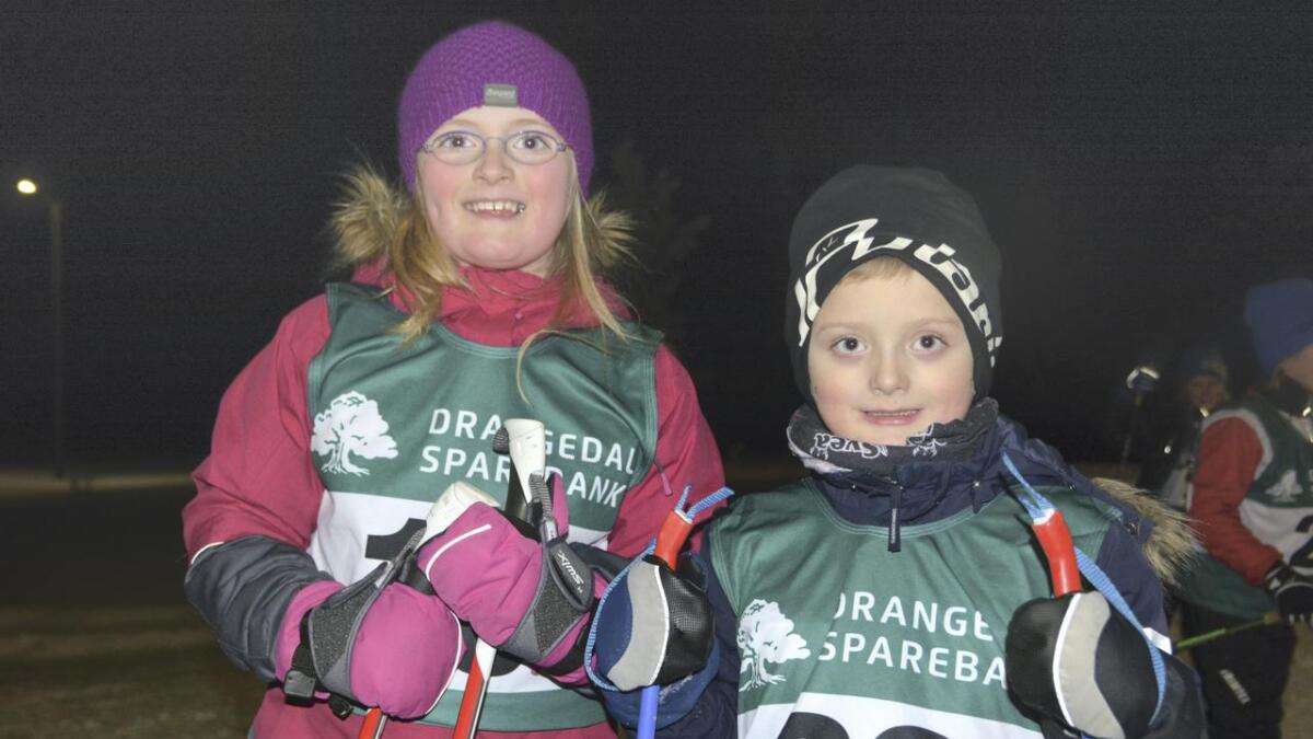 Nissedølane Ingrid Amalie (9) og Odd Magnus Øigarden (5), Nissedal IL, gleda seg veldig til å teste ljosløypa og gå skirenn onsdag kveld. 	Alle