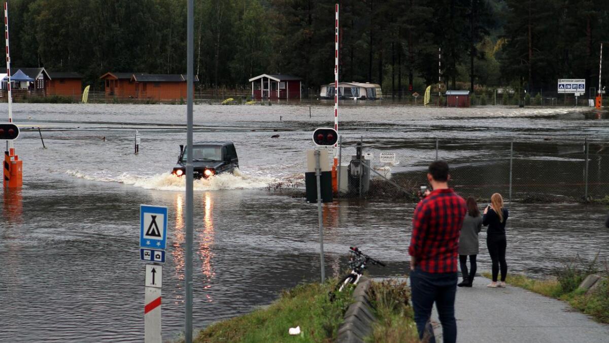 Flyplassen på Notodden er oversvømt. Her skal vannet stå en meter over flystripa, i følge varslene.