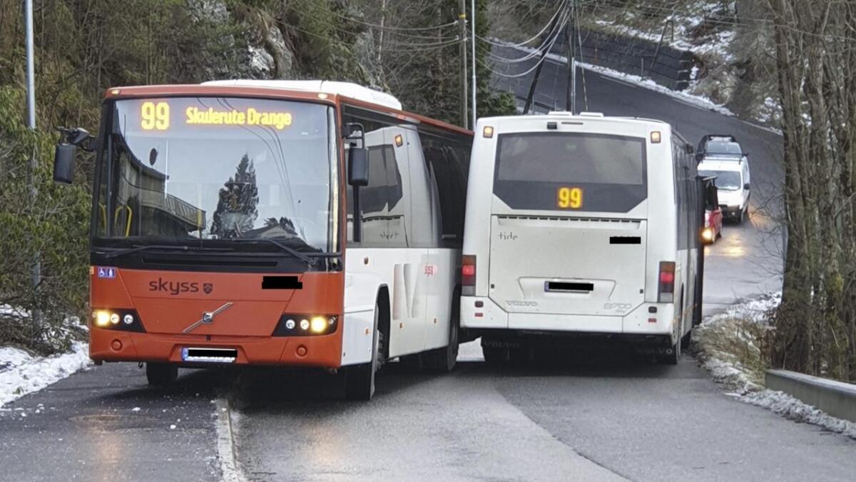 To passerande bussar kom for nær kvarandre i Edne og vart ståande bom fast i ein og ein halv time i ettermiddag.