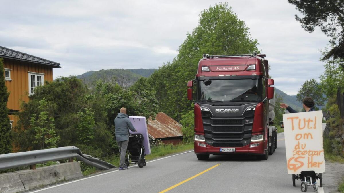 Håkon Haugo (tv) og Stian Hauge skapar ein reell situasjon ved Mattisbrua. Under aksjonen telde dei også talet på lastebilar, vanlege bilar og mjuke trafikantar.
