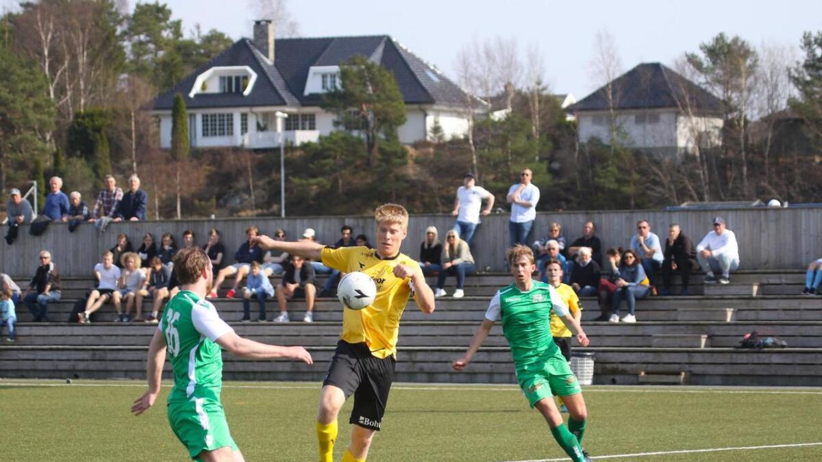 Marius Mikkelsen var ein av dei som skåra to mål i oppgjeret mot Lyngbø. Her set han inn 2-0-målet.
