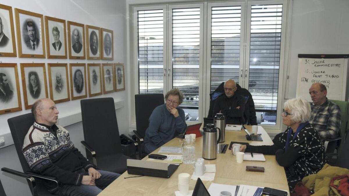 Erik Skjervagen (t.v.), Anne Serine Nærum og Olav Gisle Noraberg, alle Ap, og Sp-representantane Tone Irgens Veum og Kjell Sverre Thoresen sender idrettshallsaka til kommunestyret. 	Båe