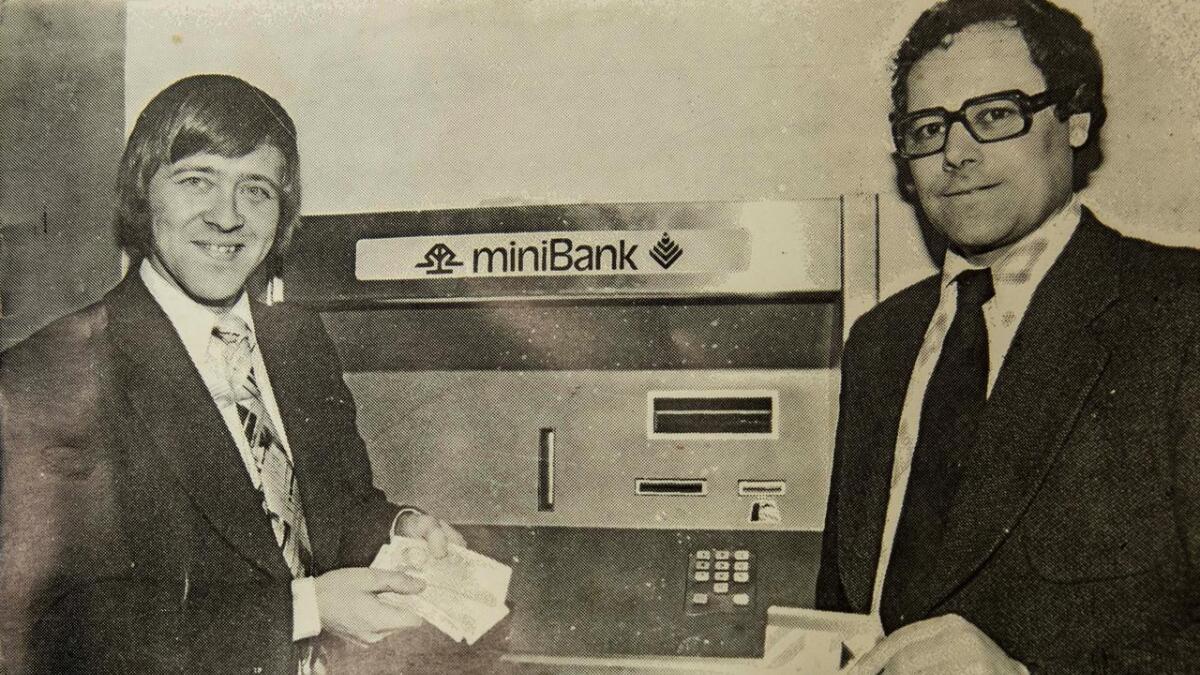19. januar 1979 vart den fyrste minibanken installert i eit hól i veggen til lokala i Aal Sparebank. F.v. dåverande EDB-fullmektig Gunvald Frydenlund og banksjef Thorleif Stave.
