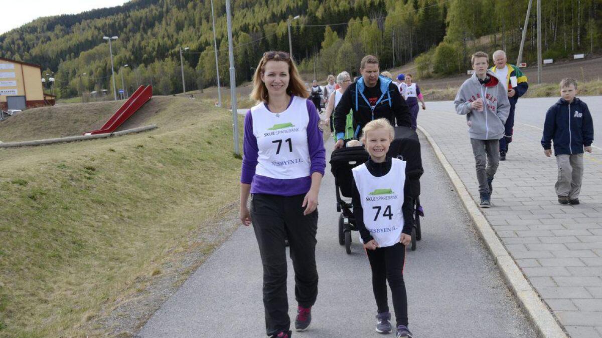 Elise Magnetun (7)  måtte fint gå saman med mamma Marion Stensnes då dei gjekk frisklivsløpet på Nesbyen laurdag.