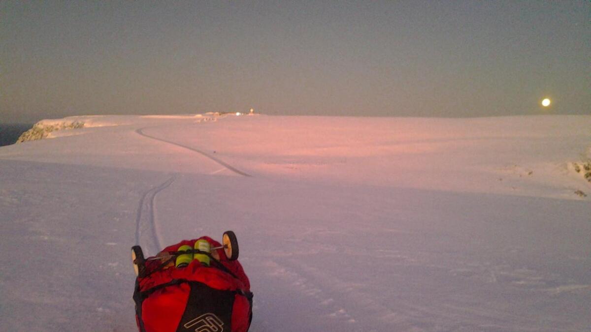 I lys fra fullmånen går Homdal på ski, med den 40 kilo tunge pulken bak seg. Bildet er tatt klokken 13.30.