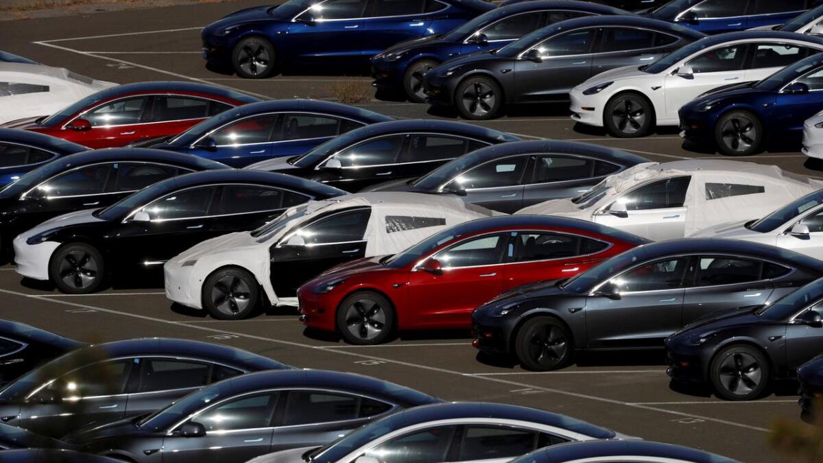 Den første ladninga med Tesla Model 3 er på veg til Europa. Kor mange kundar som ventar på bilen sin, vil ikkje importøren ut med. Nokre trur modellen kan bli årets bestseljar i Norge.