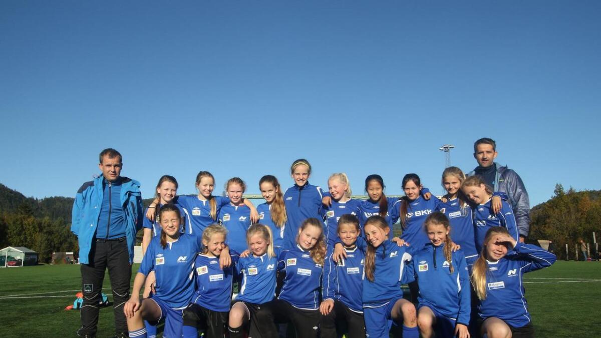 Det nye samanslåtte laget til Nore Neset jenter 12 gjekk til topps i sin eigen MX Cup på Nore Neset Idrettsplass. Jentene hadde aldri spelt 9-ar-fotball før, men vann likevel alle sine fire kampar.