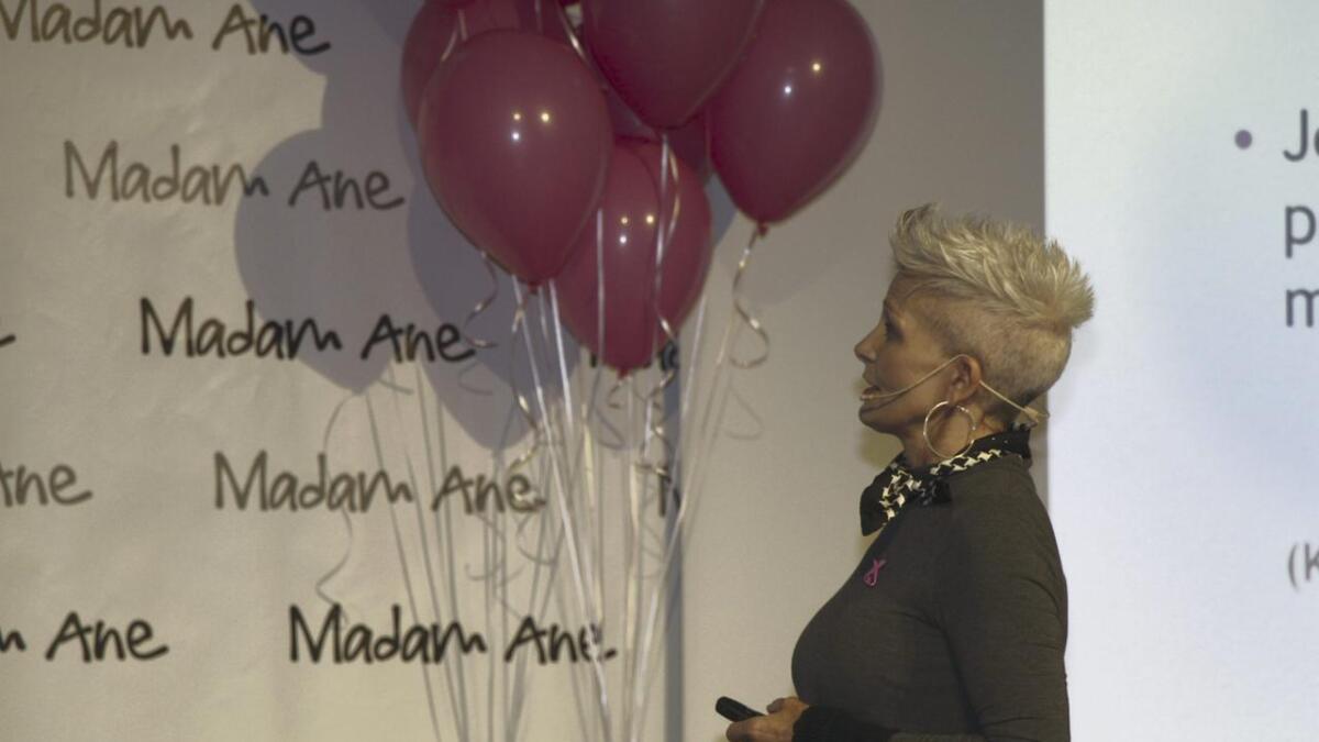 Madam Ane gjentek fjorårssuksessen med moteshow og rosa sløyfe-aksjon. I fjor fortalde Merete Blindheim (biletet) om korleis ho opplevde å verta råka av brystkreft.