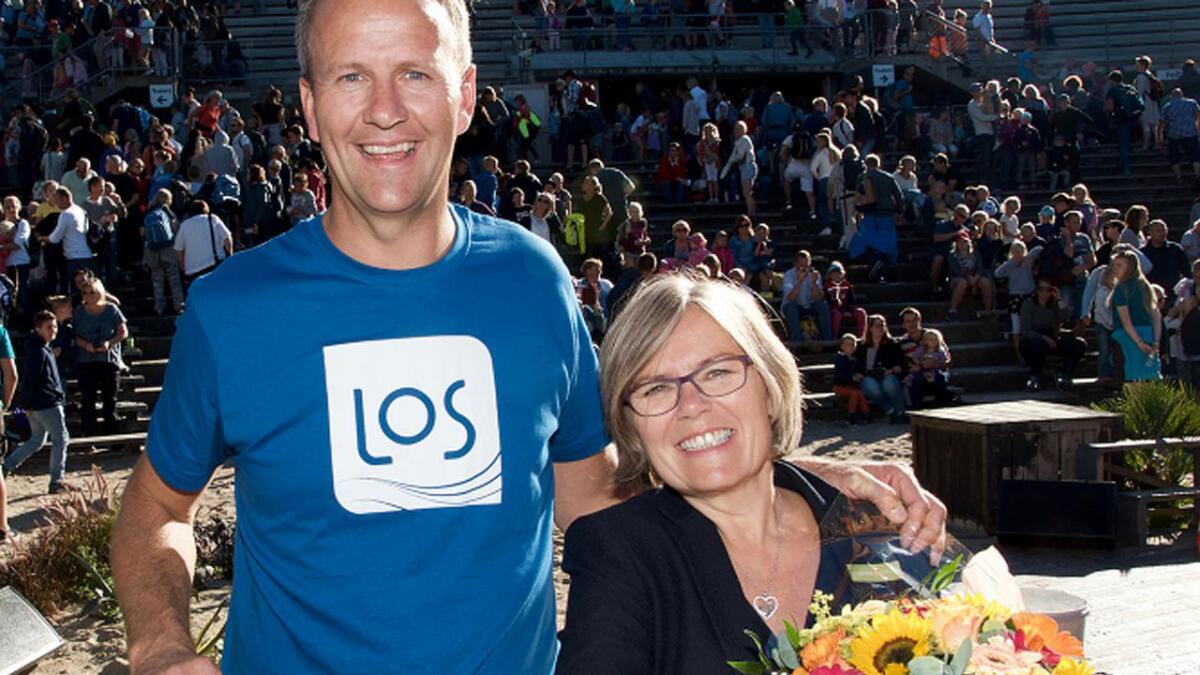 Ada Sofie Austegard fikk overrakt sjekken på 150.000 kroner fra Anders Gaudestad i LOS under finaleshowet i Dyreparken søndag.