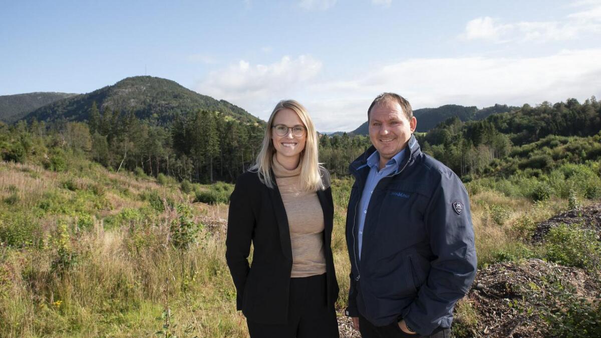 Eigendomsmeklarane i Privatmegleren, Heidi Fugleberg og Arild Vikøyr, gler seg til å sjå utviklinga i prosjektet Ostunet, som i framtida kjem i området bak dei i Osstølen.