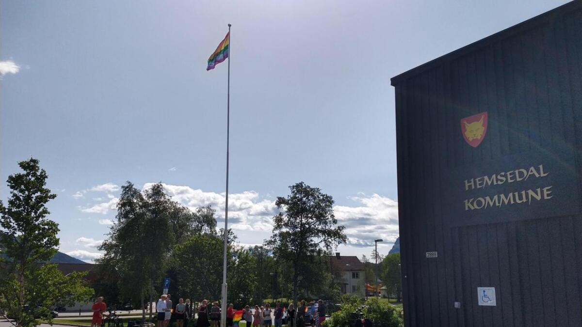 Her heng det fargerike flagget oppe ved kommunehuset i Hemsedal.