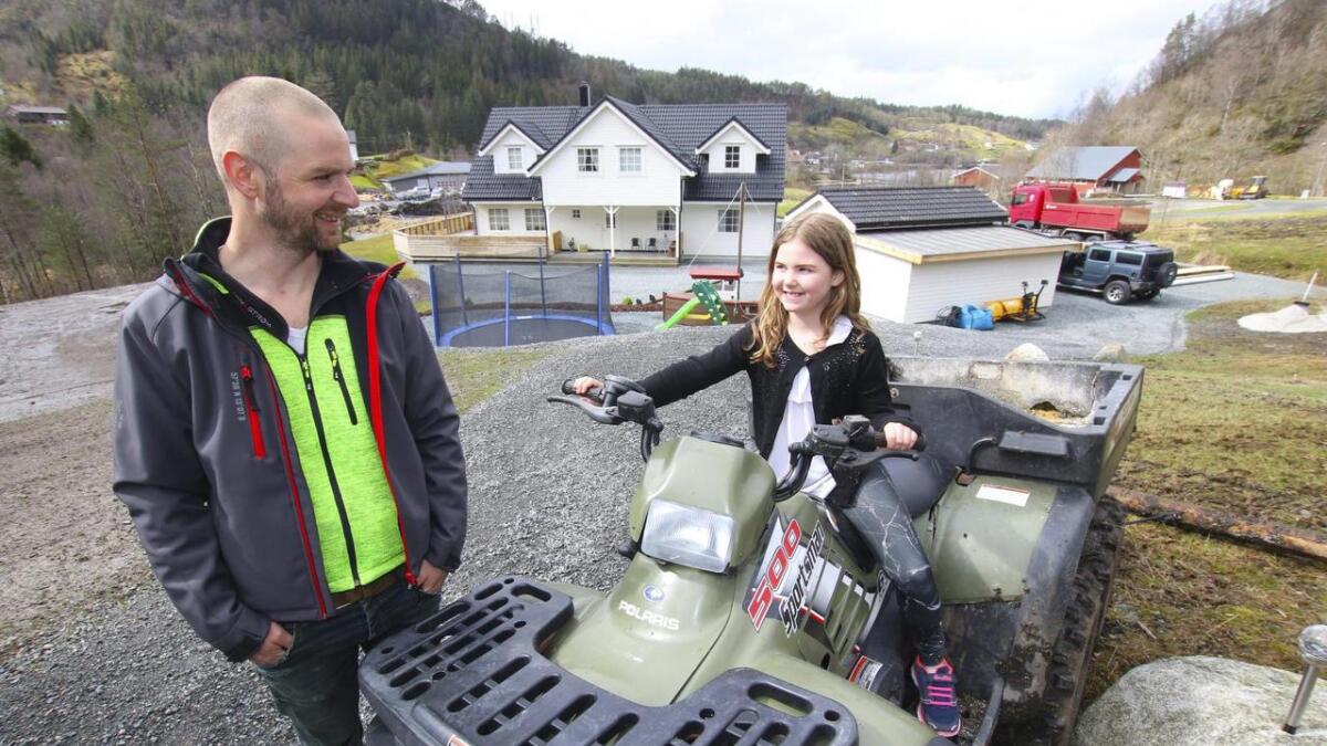 Magnar Bjørnevik og dottera Mona utgjer eit perfekt arbeidsteam på tunet på Tømmernes. Mona har til og med fått køyra ATV-en nokre gonger.