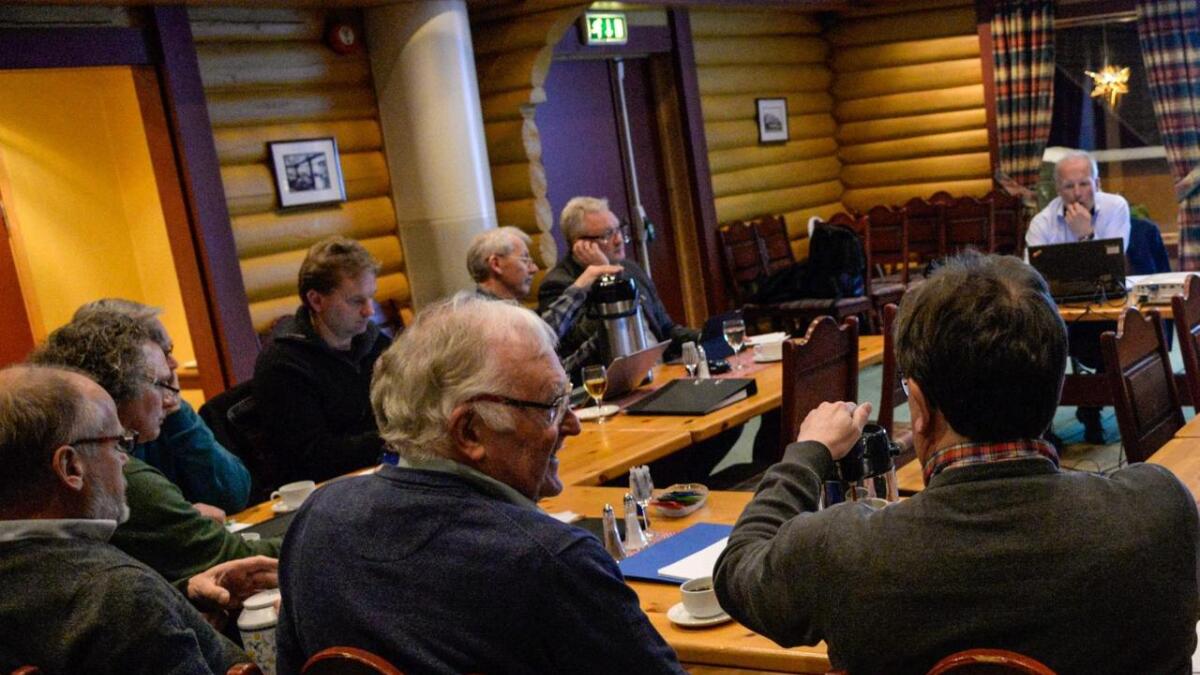 Edvin Ræstad (i midten framme) og Vidar Eltun (nummer tre frå venstre) vedgår dei gjekk utover mandatet sitt då dei også foreslo ny leiing av representantskapet. Kommunerevisjon Åge Sandsengen, lengst bak til høgre.