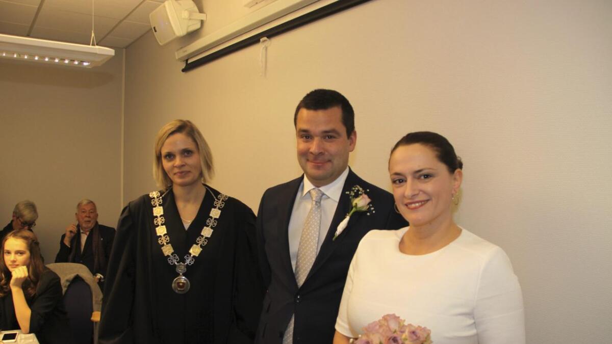 Ordførar Marie Bruarøy gjennomførte sitt første giftarmål på rådhuset i dag. Tanja Riise og Fredrik Birkenfeldt var det første paret som gjennomførte borgarleg vigsel på rådhuset.