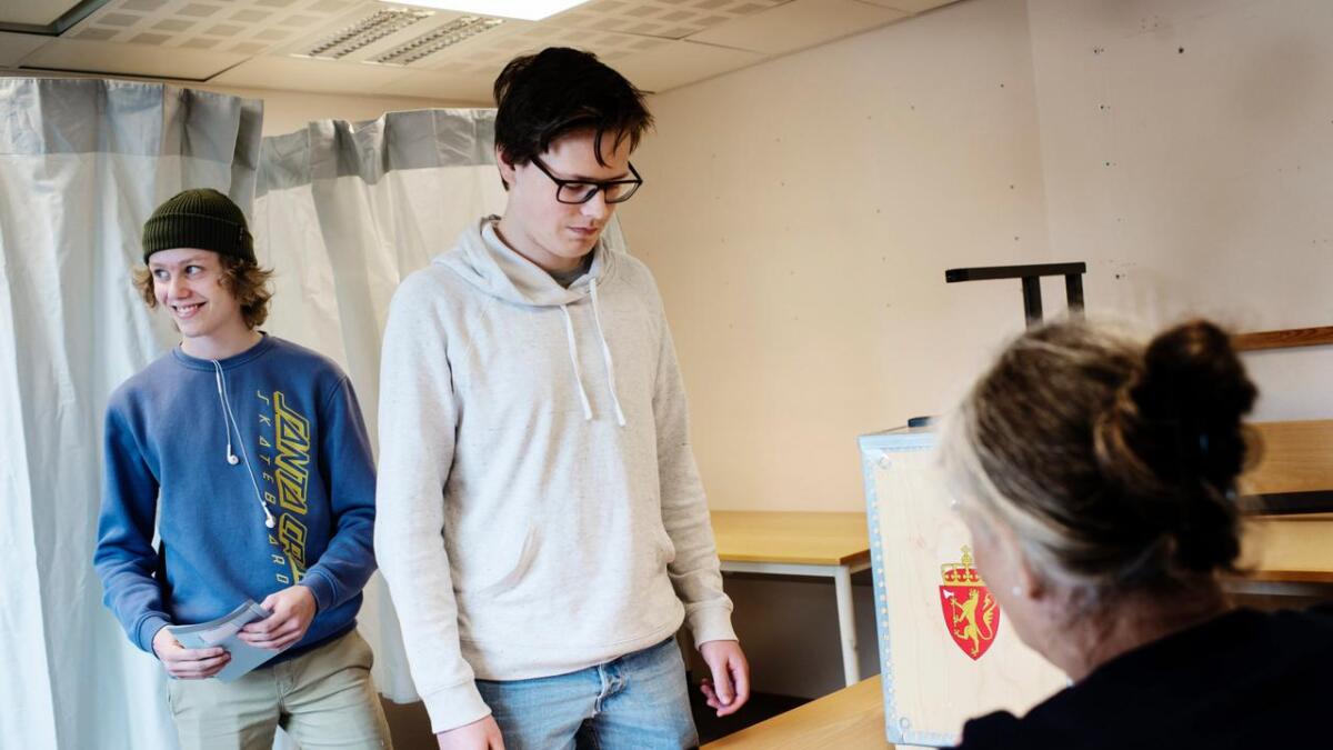 Politikk er spennande, syntest t.v. Erlend Dokk og Phillip Elmstrøm då dei gjekk til valurna under skulevalet ved Ål vidaregåande skole.