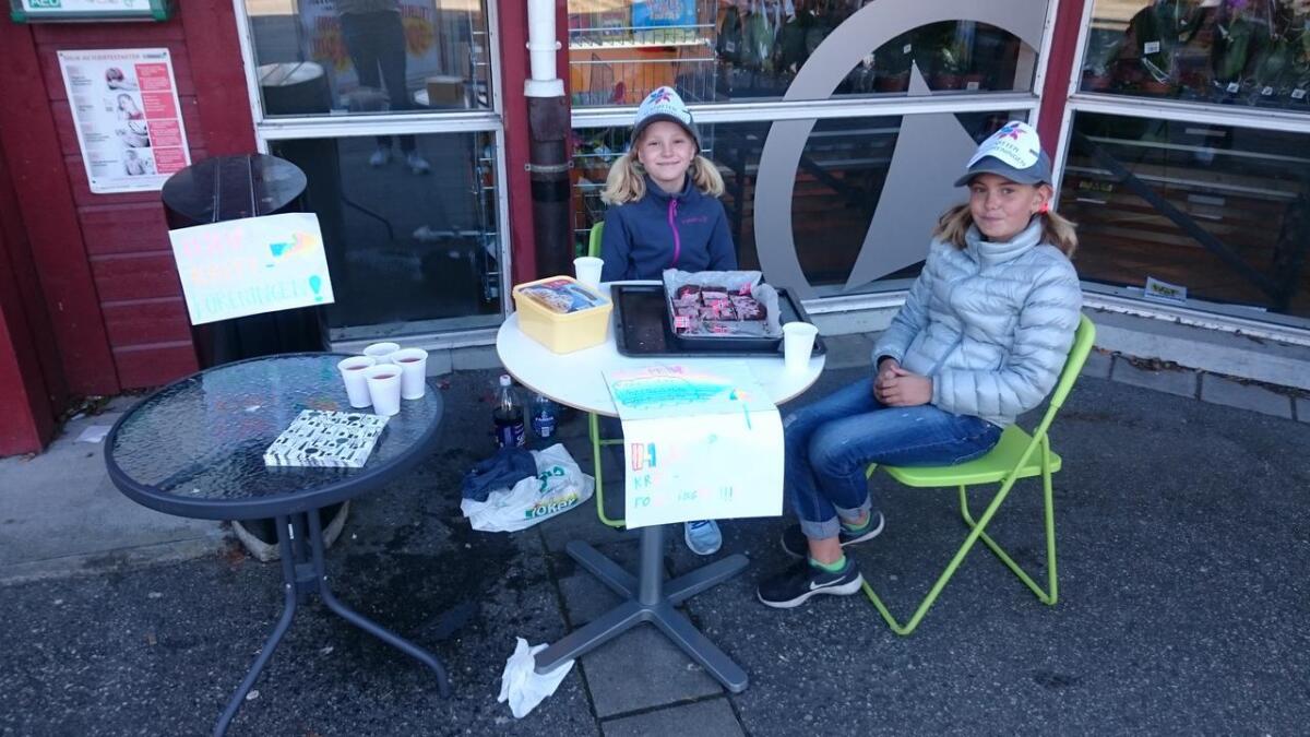 10-åringane Mariell Solberg (t.v.) og Helga Øvredal har nytta haustferien til kake- og saftsal til inntekt for Kreftforeningen. (Privat foto)