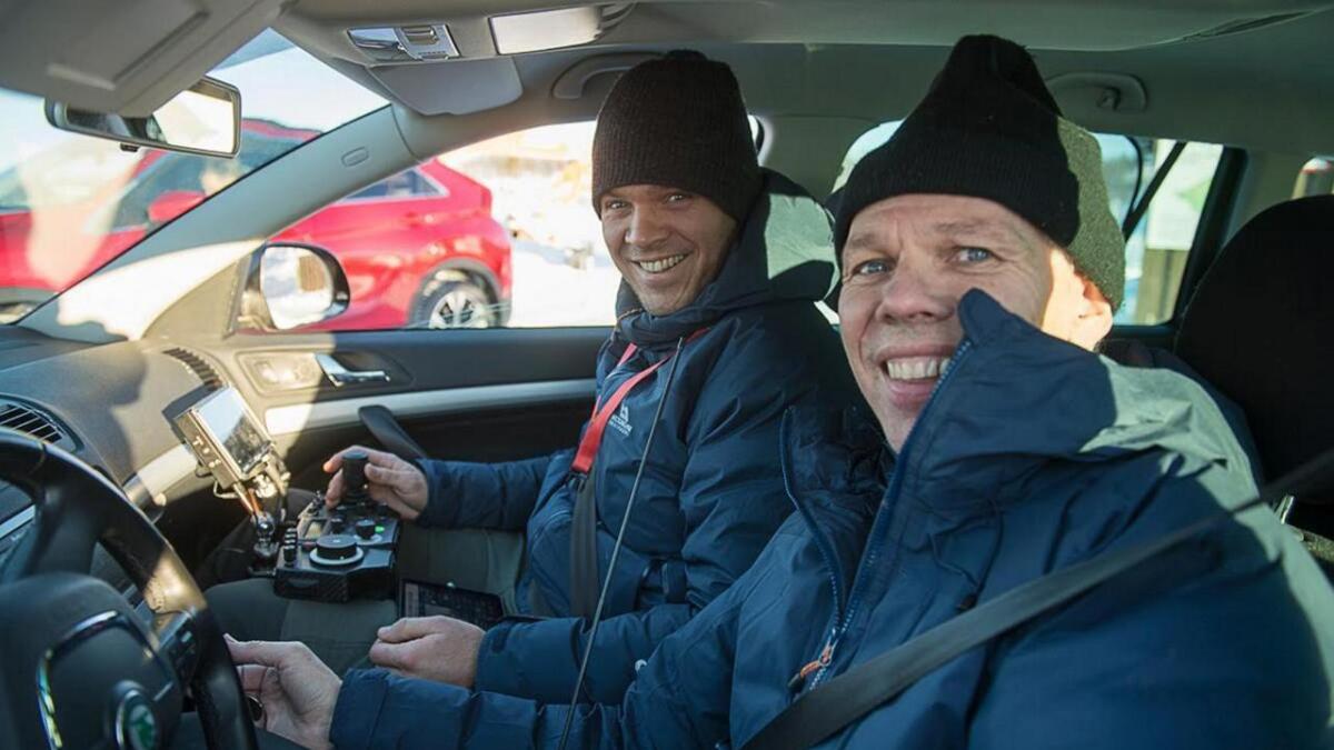 Jørgen Storhaug og John Storhaug har lagt seg i selen i Jørgens familiebil for å skyte blinkskot for Mitsubishi. John ved rattet og Jørgen med kameraspakane.