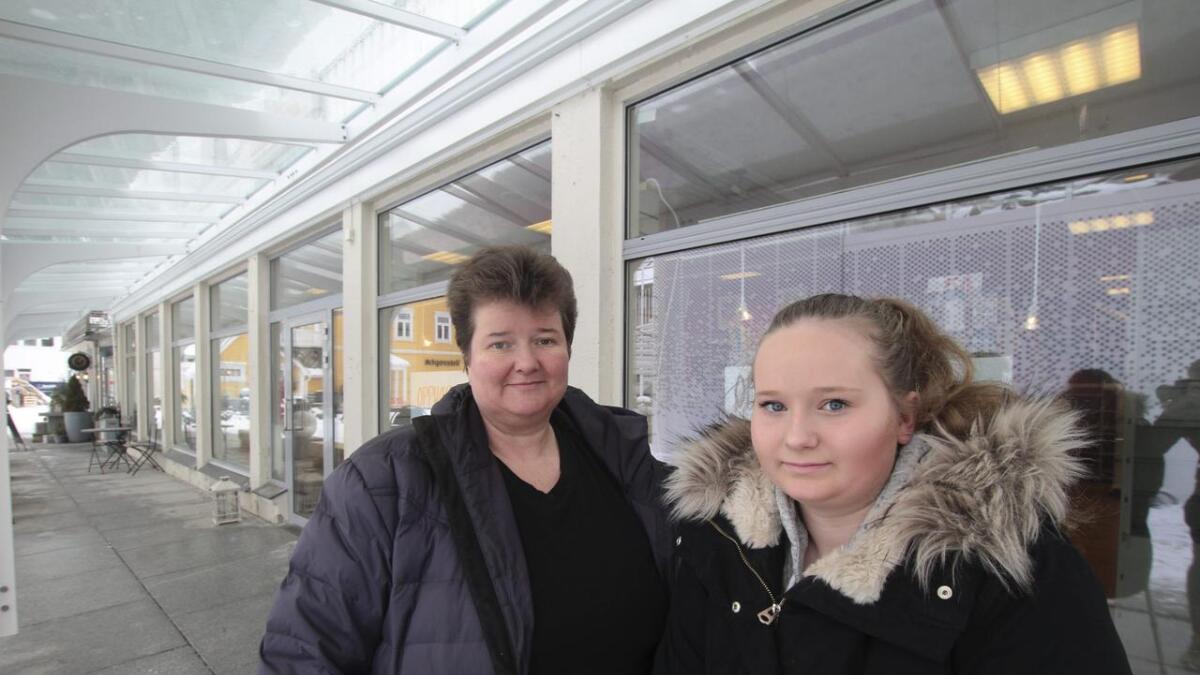 Torill Søviknes og dottera Iselin Søviknes Larsen har vore trufaste kundar, og synest det er trist at bokhandlaren no er stengd.