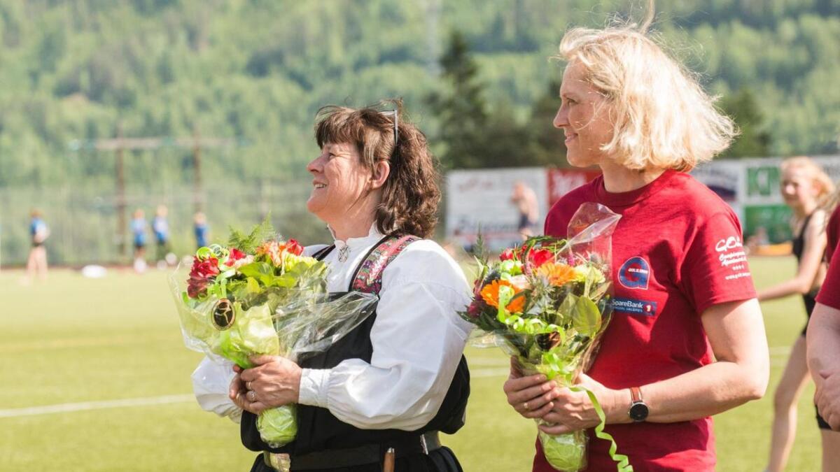 Leder i Gol Turnforening Inger Haug og Mona Søgnen i styret får en takk etter vel gjennomført stevne.