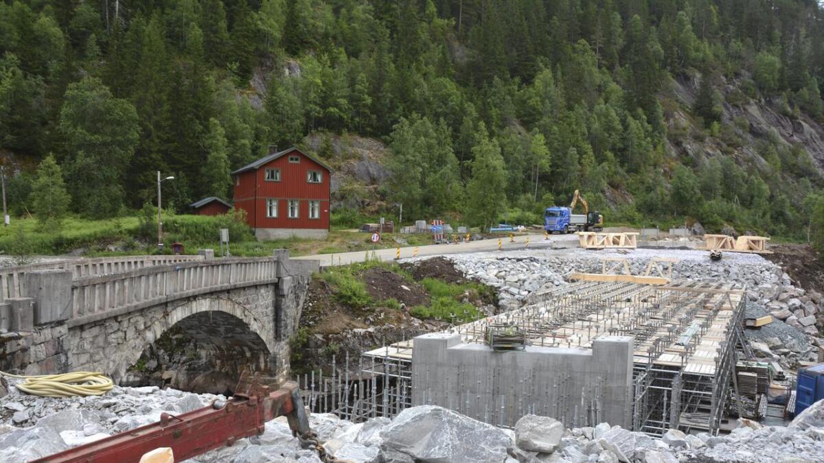 Tveito maskin frå Lunde er totalentreprenør til å føre opp den nye brua i Dyrlandsdalen i Seljord. Til venstre den gamle steinkvelvbrua.