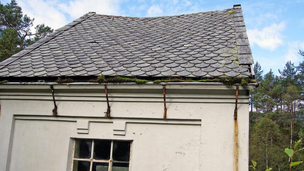 Dessverre er kraftstasjonen no i dårleg stand. Delar av taket må reparerast snarast.