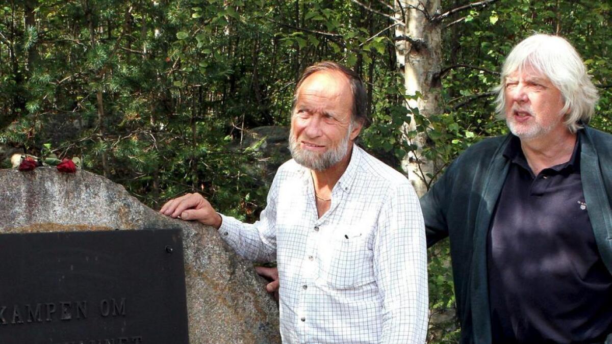 Minneplaketten med navn ble stjålet i fjor, forteller Tor Nicolaysen og Øystein Haugan.