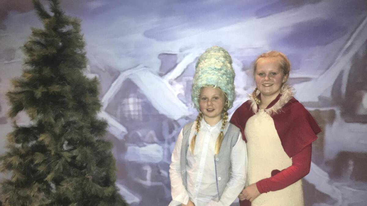 Helle og Pernille Svenningsen landa roller i stykket etter fleire runder med auditions, og går ein travel jul i møte med tolv oppsatte framsyninger.